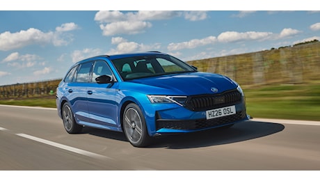 Škoda Octavia debutta in versione full hybrid: è la prima del marchio