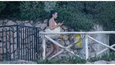 Dua Lipa, luna di miele in Italia tra Ischia e il Pellicano: la maglia del Napoli fa impazzire i social