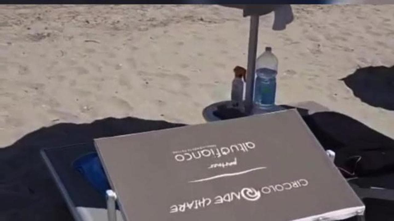 Ritrovati i lettini rubati a Reggio Emilia: sono finiti in spiaggia in Albania