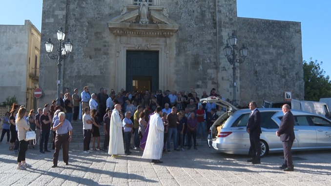 L'ultimo straziante saluto a papà Gennaro, morto dopo aver salvato i figli