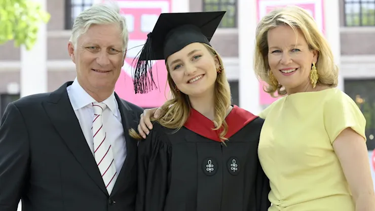Elisabetta del Belgio si laurea ad Harvard: l’orgoglio di papà Filippo (e il look perfetto) - iO Donna