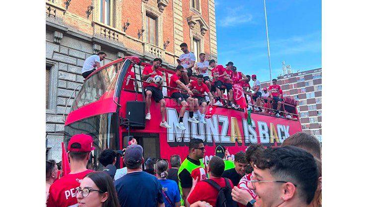 Monza, un abbraccio lungo una città: la festa biancorossa per la promozione in Serie A [FOTO] - MBNews