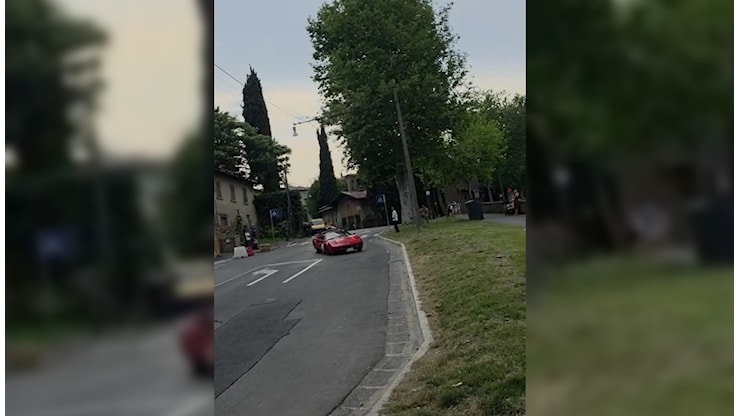Tragedia sfiorata all'Historic Gran Prix 2026 in Città Alta: il video della Ferrari che si è schiantata alla Fara - Prima Bergamo