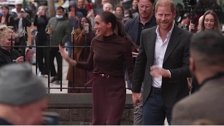 Harry e Meghan tornano a Nottingham: la folla li accoglie così