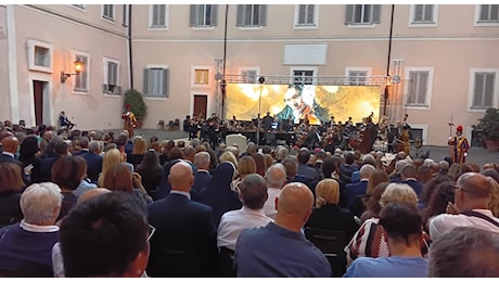 Papa Leone, concerto sotto le stelle a Castel Gandolfo in suo onore: il pontefice tra il pubblico con i sindaci dei Castelli Romani