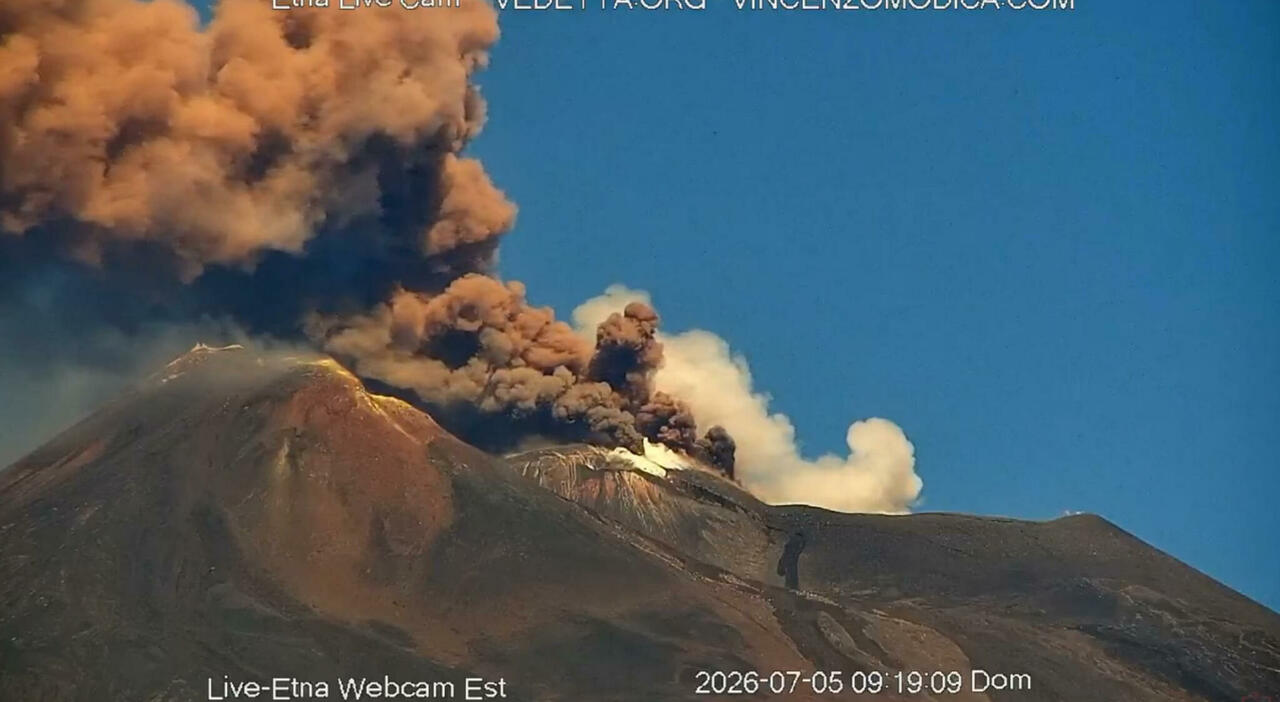 Etna in eruzione, cenere e nuvola di fumo: l'aeroporto di Catania sospende l'arrivo dei voli