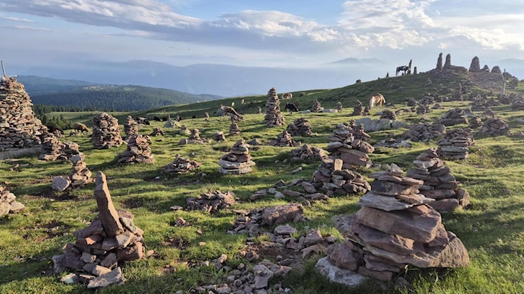 Allarme uomini di pietra, nei sentieri di montagna sono un meme. “Così è troppo: ambiente a rischio” - la Repubblica