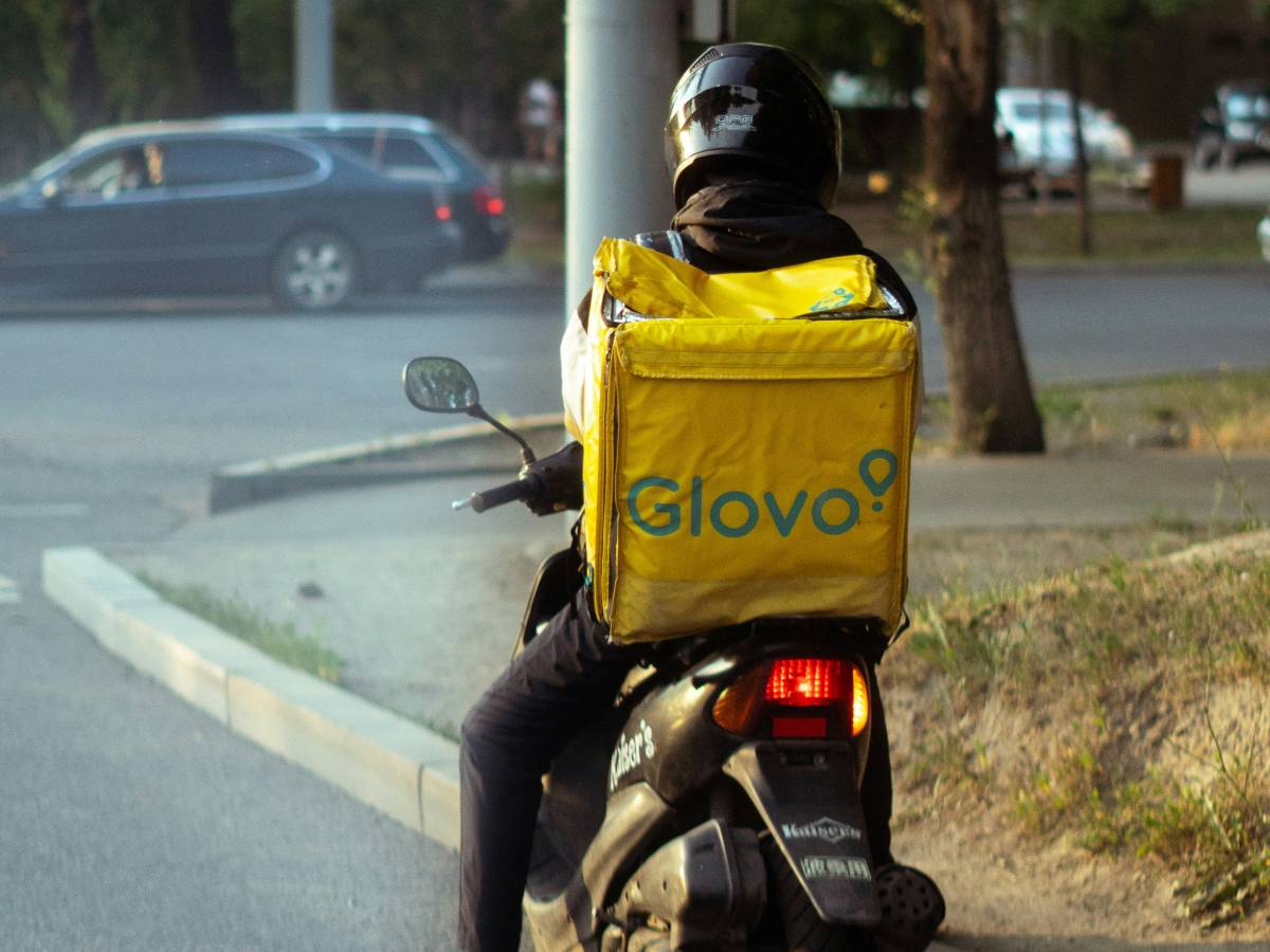 Rider, faro Antitrust su Glovo e Deliveroo. Ma Landini si defila