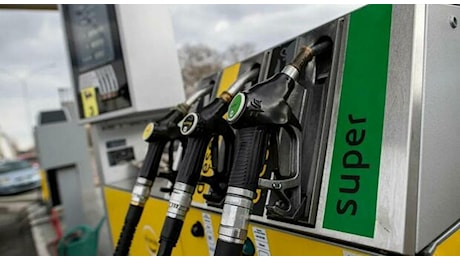 Petrolio e Stretto di Hormuz, la tensione spinge i prezzi
