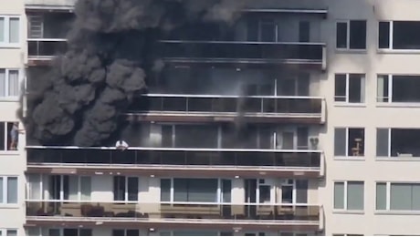 Incendio ad Anversa, la fuga dal balcone mentre il palazzo è in fiamme