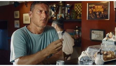 «Totti chi?» Roma non lo riconosce più: lo spot del Capitano per Spiderman
