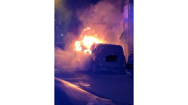 Notte di fuoco in città, tre auto distrutte dalle fiamme - Tarantini Time Quotidiano