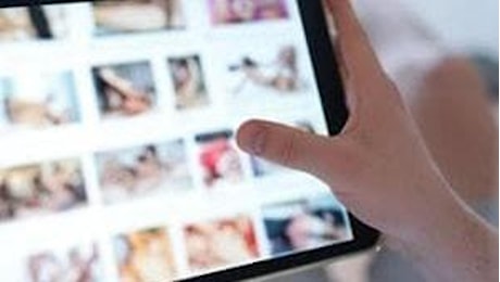 Aggredisce la moglie in diretta social a Lecce, poi la minaccia con una pala: arrestato 57enne