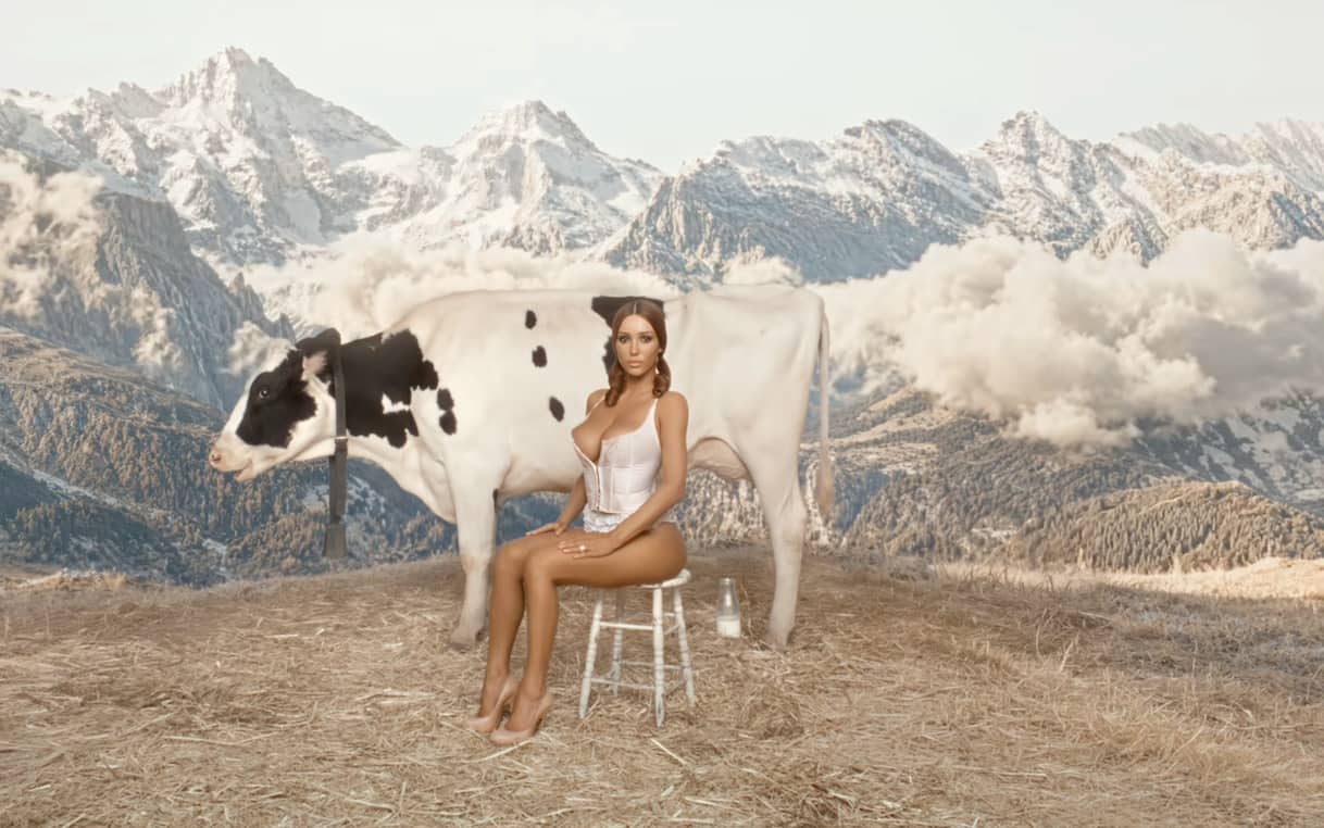 Kanye West, nel videoclip del brano Gemini Season la moglie Bianca Censori munge una mucca I Sky TG24
