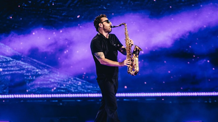 Cesare Cremonini in concerto a Milano mi ha ricordato che a volte abbiamo bisogno di fermarci (e di sorridere davvero) - Vogue Italia