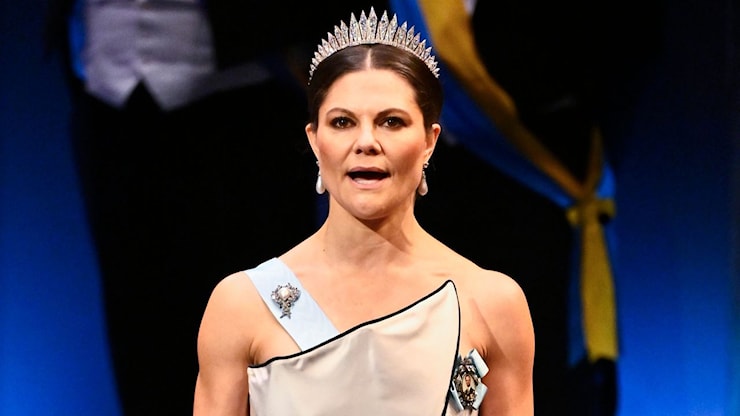 Premio Nobel 2025, Victoria di Svezia rispolvera un vecchio abito della madre ma non è l'unica che per la cerimonia va a recuperare in guardaroba qualcosa di già indossato - Vanity Fair Italia