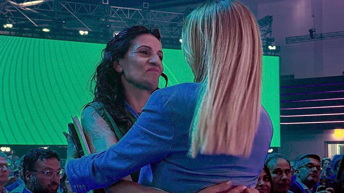 L’abbraccio di Meloni alla mamma di Luana: È la battaglia di tutti