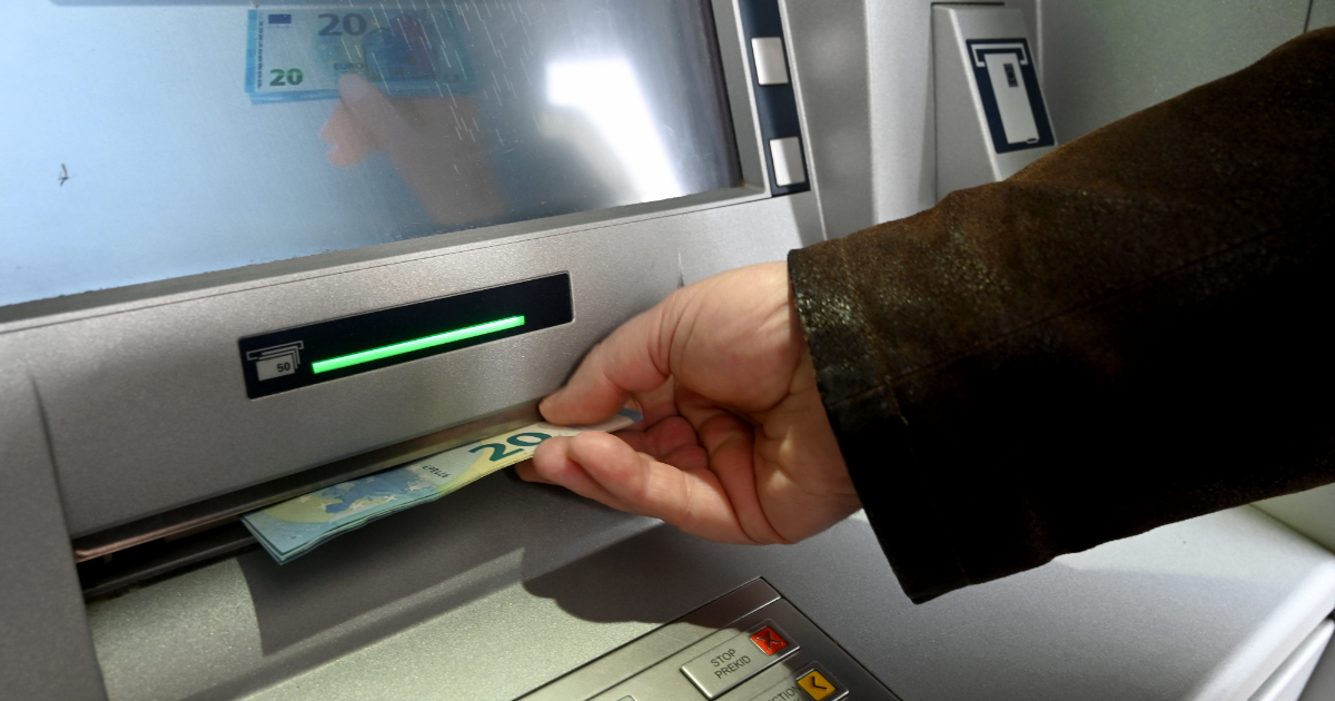 Trova un portafogli per strada e lo consegna ai carabinieri, ma intanto usa il bancomat: denunciato