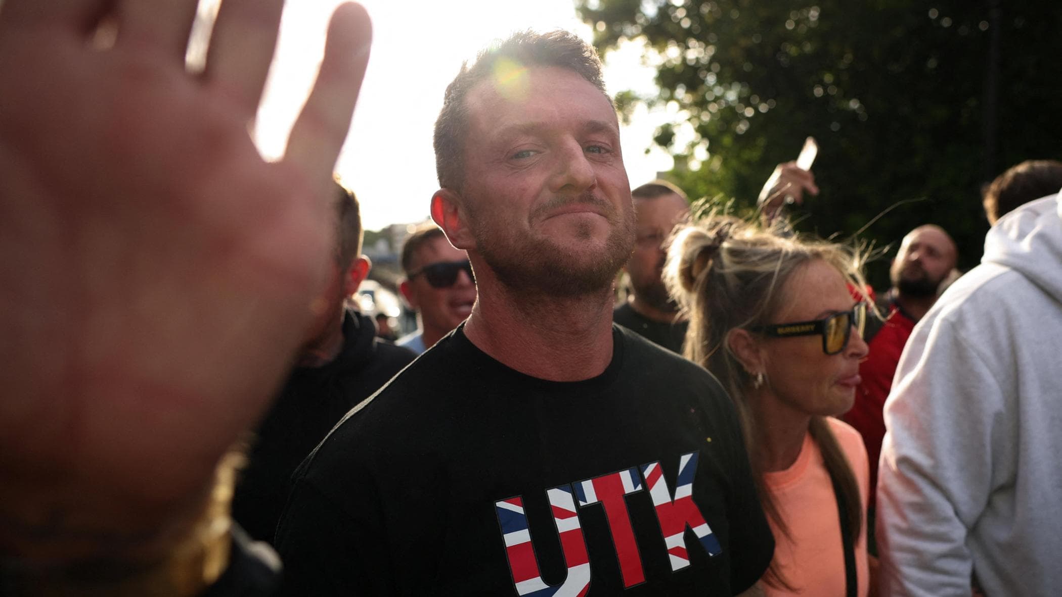 Londra, l’idolo dell’estrema destra Robinson fermato all’aeroporto: ha istigato disordini a Belfast
