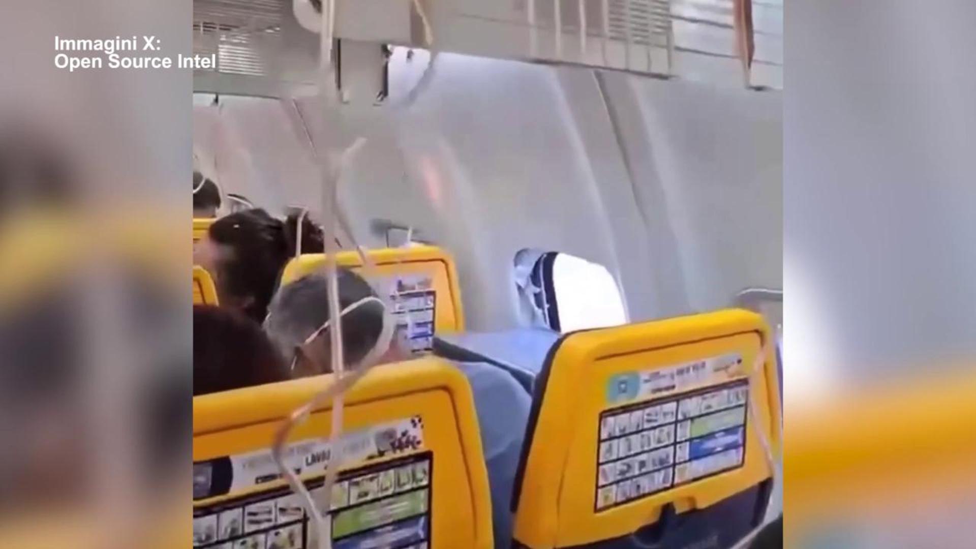 Risucchiato dal finestrino di Ryanair: ecco com'è ridotto l'aereo dopo il guasto