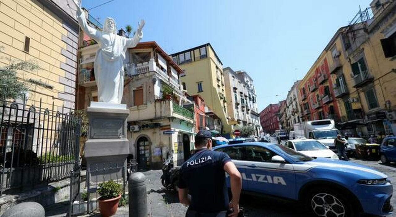 Lite, spari e ronde armate: un’ora di paura tra i vicoli. «Preso l’uomo del mitra»