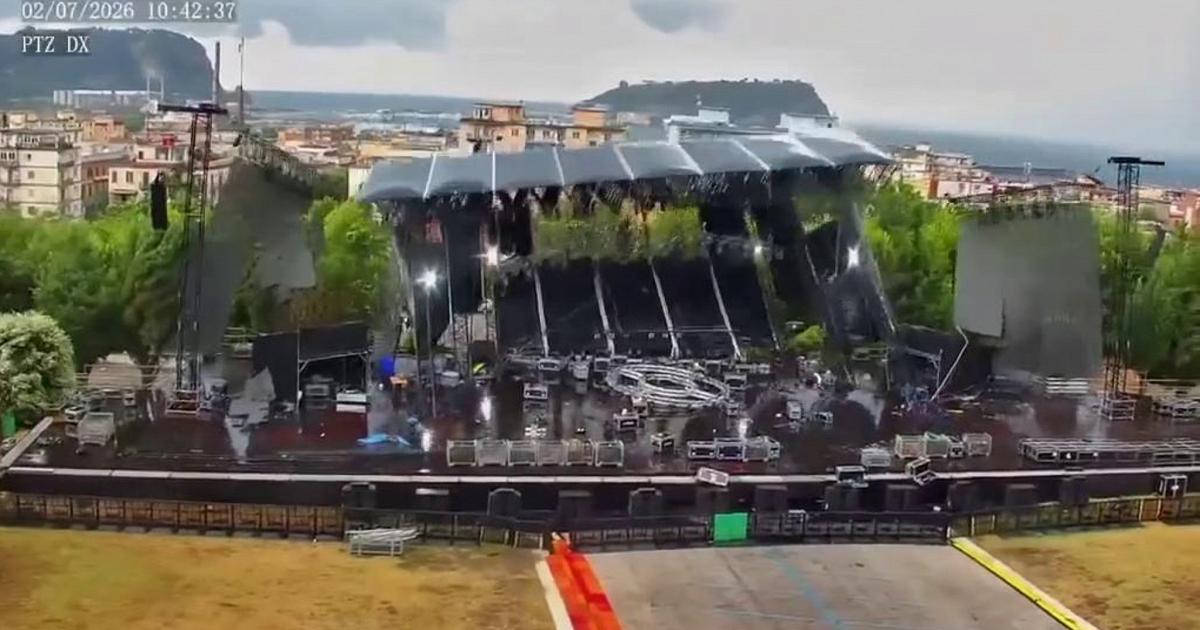 Bagnoli, il vento fa crollare il palco dell'ex base Nato: il momento del cedimento