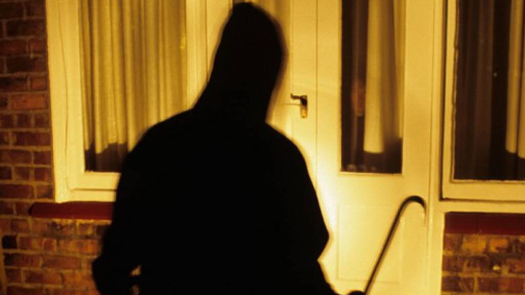 Ruba da un rudere in ristrutturazione ma lascia le sue tracce: la Polizia indaga sul furto