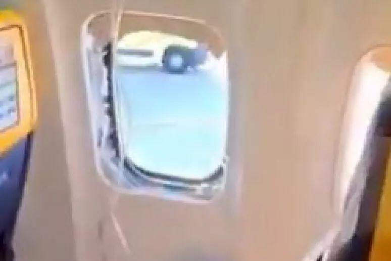 Frammenti del motore sfondano il finestrino: passeggero salvato dagli altri viaggiatori