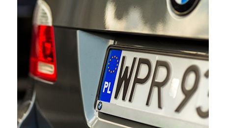 Targhe polacche, il business da 60mila veicoli: risparmi fino al 70% e risarcimenti record