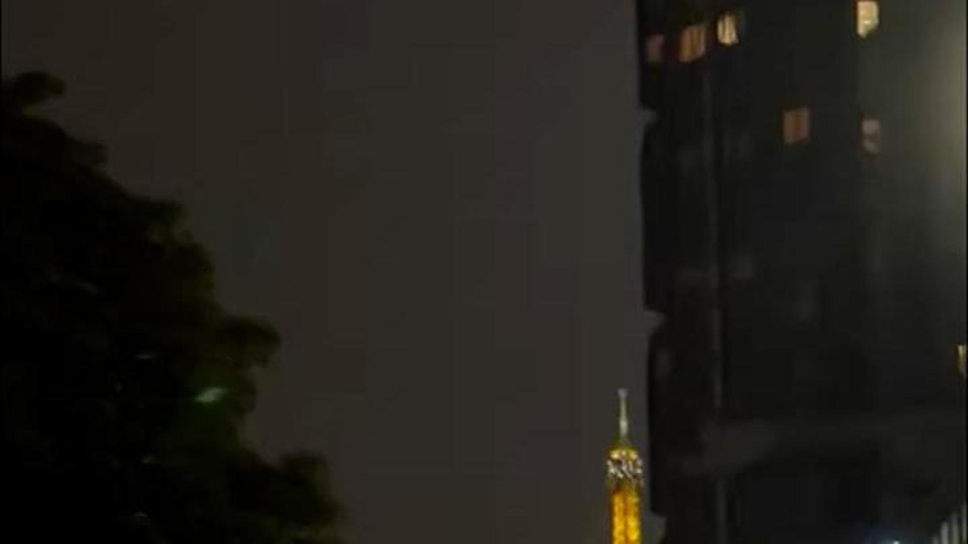 Parigi, dall'afa alla tempesta. il cielo si oscura e un fulmine centra la Torre Eiffel