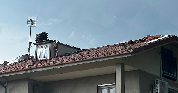 Forti raffiche di vento: seriamente danneggiato il tetto di un'abitazione