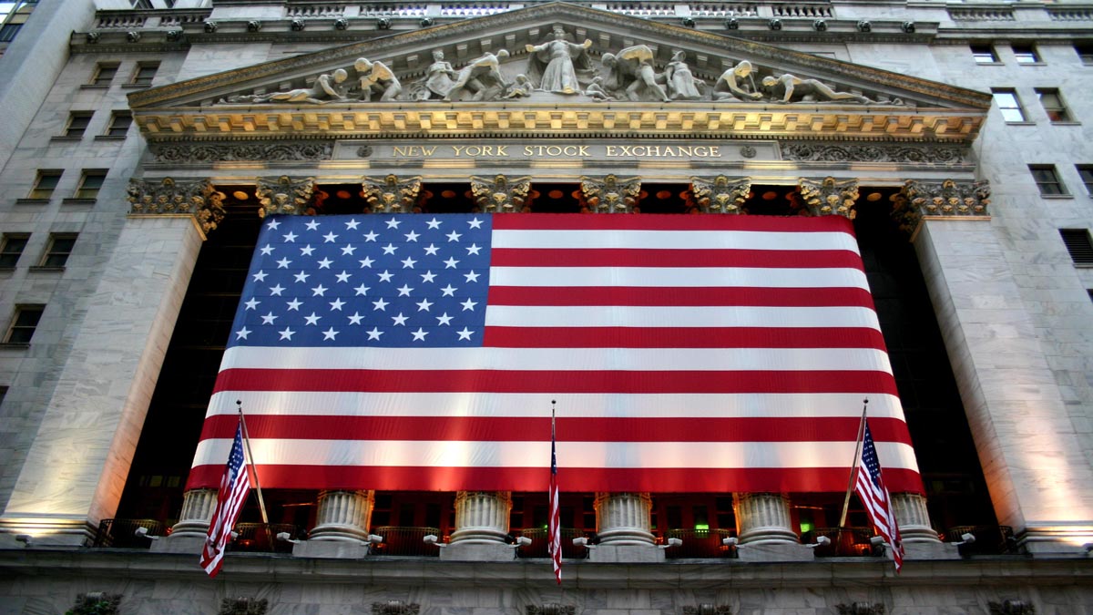 Borse 14 luglio: negli Usa l'inflazione cala, le trimestrali bancarie volano e i titoli dell'AI rimbalzano dando sprint al Nasdaq. Milano ok