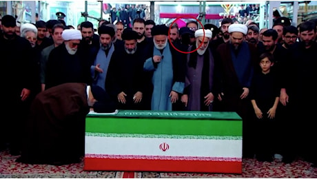 Giù la maschera. L'uomo a volto coperto al funerale di Khamenei era il nipote