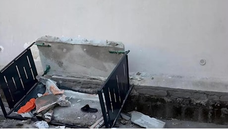 Cede balconcino a Santa Maria la Carità: quattro feriti, un 27enne operato alla milza