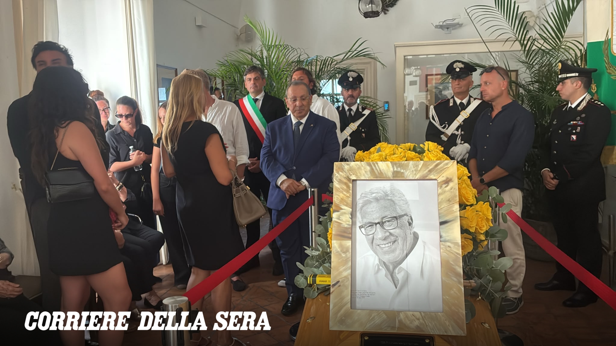 Addio a Peppino di Capri, applausi all'arrivo del feretro nella camera ardente. I fiori di Dolce e Gabbana e della famiglia di Gino Paoli