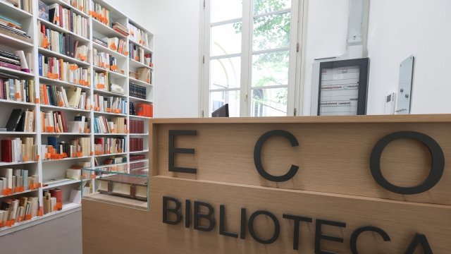 Il video della biblioteca di Umberto Eco a Bologna: i 32.000 libri disposti come nella casa milanese del semiologo e scrittore