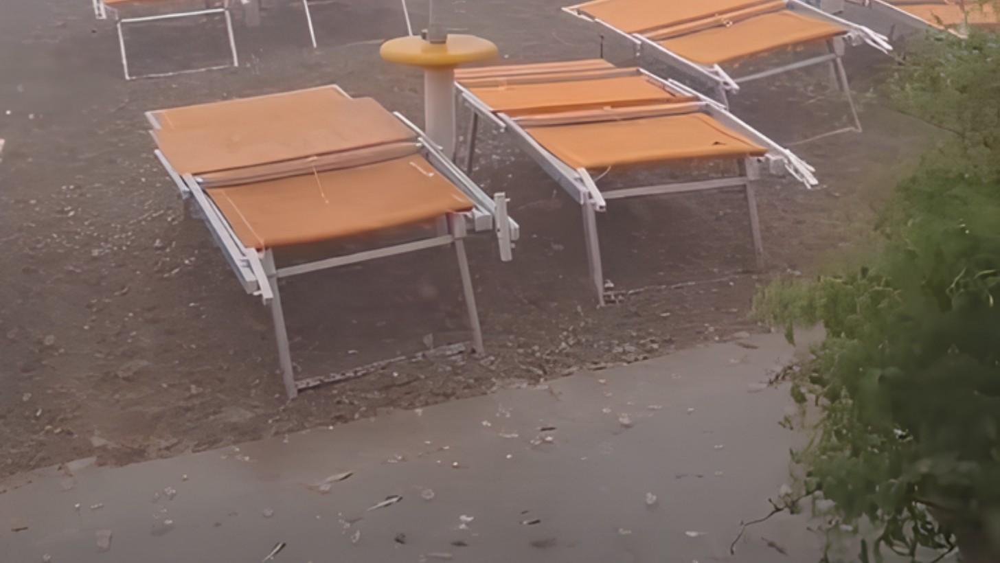 Ondata di maltempo, chicchi di grandine in città e in spiaggia [VIDEO]