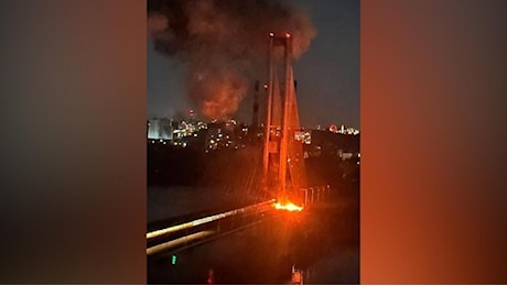 Attacco russo a Kiev, colpito anche il Ponte Nord dopo i raid al Ponte Sud