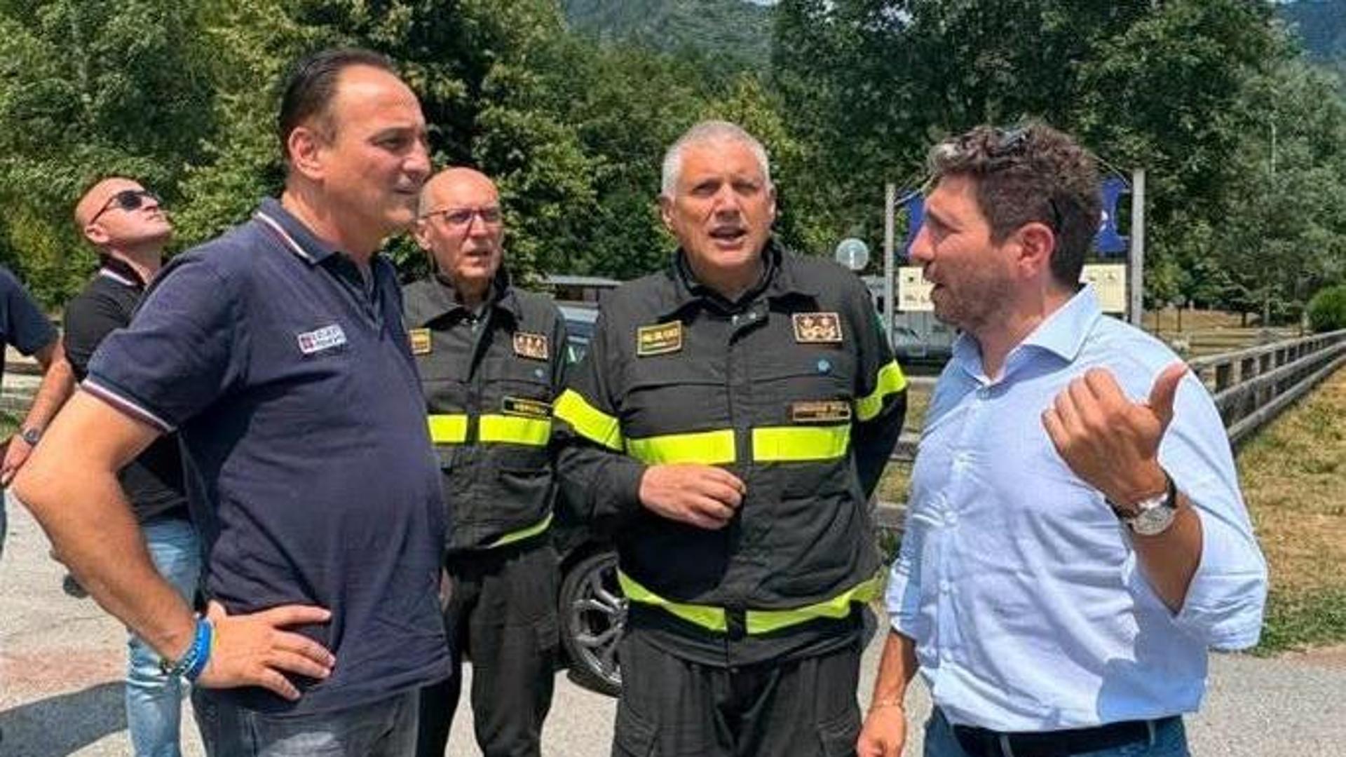 Valsesia, gli incendi non arretrano ma è pronta la viabilità provvisoria