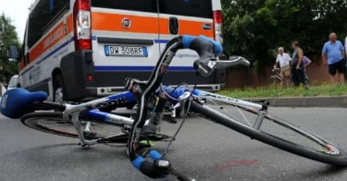 Tragedia della strada, scontro tra una bici e un Suv: morto il ciclista