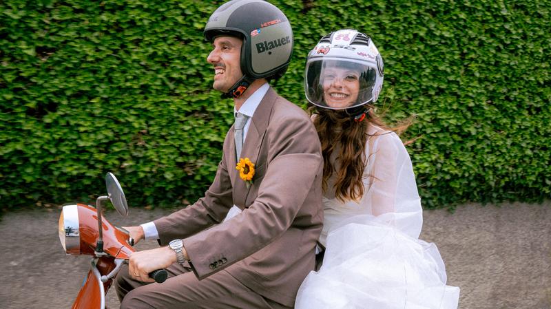 Francesca Michielin, nozze blindate tra i girasoli. Sposi in Vespa alla pieve di Sant'Eusebio / FOTO E VIDEO