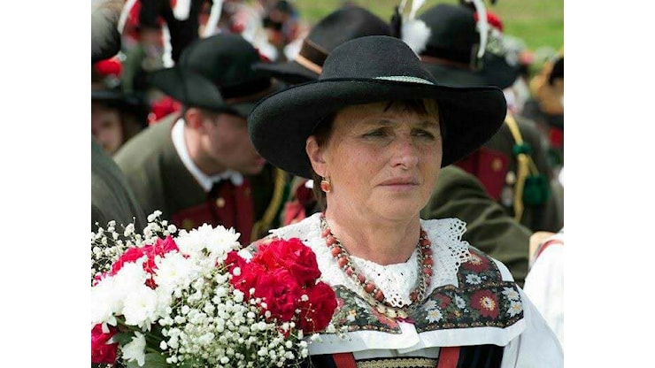 Morta dopo il morso di una zecca, gli schützen ricordano Gianna Sommavilla: «Appassionata d’arte e amica del Monte Lusia, ha onorato la nostra divisa» - Il T Quotidiano