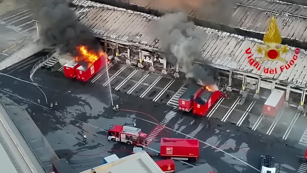 Bovisa, maxi rogo alla Brt. L’ipotesi delle batterie: 10 chili di litio surriscaldato. E i dubbi sui pacchi vietati