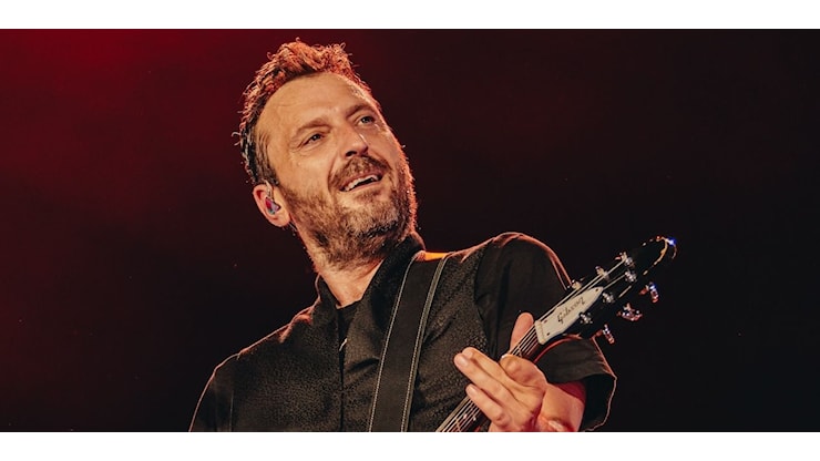 Essere tra gli 80.000 ad ascoltare Cesare Cremonini sul prato dell'ippodromo di Milano, tra sax, duetti e proteste social - style.corriere.it