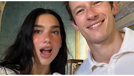 Callum Turner e Dua Lipa si sono sposati a Londra (con 8 invitati). Ora la festa per le nozze a Palermo: 300 ospiti, 26 abiti e la wedding planner di Ferragni