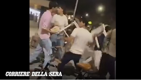 Rissa a Forte dei Marmi, nel cuore della movida volano sedie e biciclette: decine di giovani coinvolti