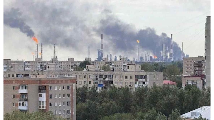 Mentre gli attacchi con i droni ucraini mettono in ginocchio le forniture di carburante della Russia, Mosca deve affrontare “una crisi dopo l'altra” - Valigia Blu