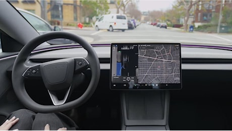 Tesla FSD, rinviato il voto UE: la guida autonoma aspetta dicembre