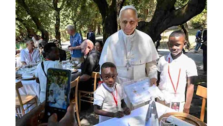 Papa Leone XIV a pranzo con l’invito ad essere costruttore di ponte