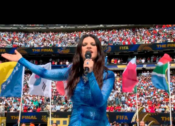 Laura Pausini stella dei Mondiali: “Io in blu come la Nazionale italiana”